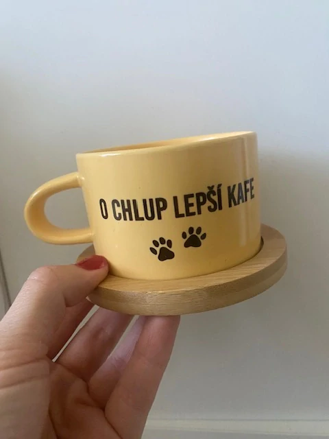 Žlutý hrnek s nápisem O chlup lepší kafe